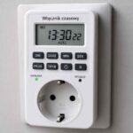 Cyfrowy wyłącznik czasowy z wyświetlaczem i gniazdem elektrycznym na ścianie