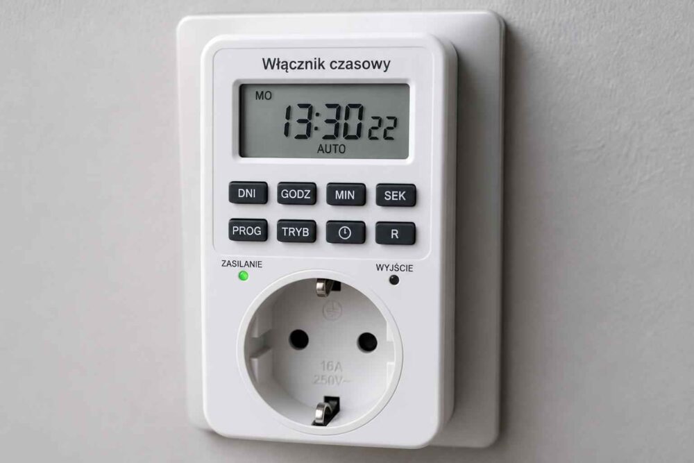 Cyfrowy wyłącznik czasowy z wyświetlaczem i gniazdem elektrycznym na ścianie
