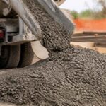 Świeży beton wysypywany z betoniarki na placu budowy