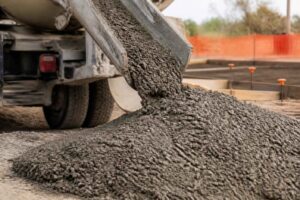 Świeży beton wysypywany z betoniarki na placu budowy